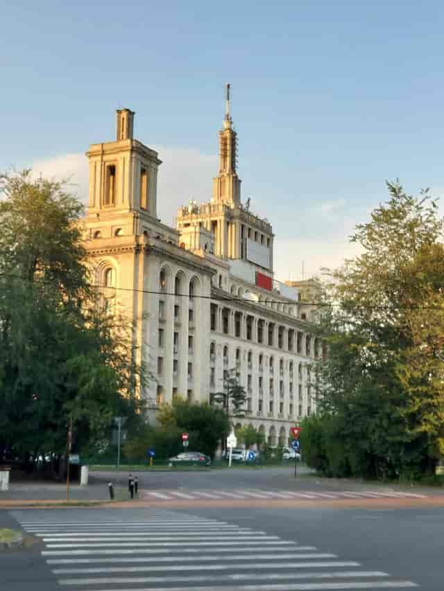ROMEXPO Hall G5, grand historic architecture, ideal for corporate conferences and gala events.
