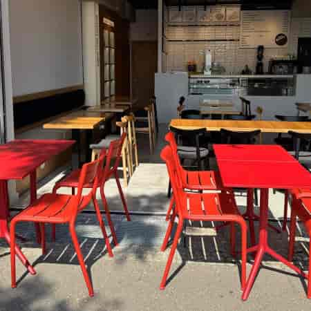 Modern cafe at Let Enzo Out Berlin with modular seating for networking and small-group events.