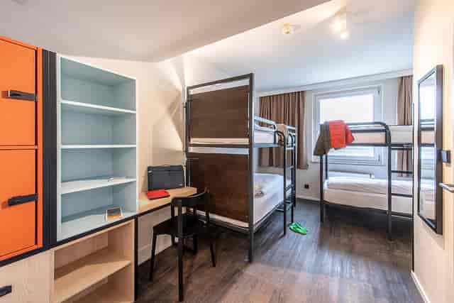 Quad room at MEININGER Hotel München Zentrum for budget group travel and student accommodation.
