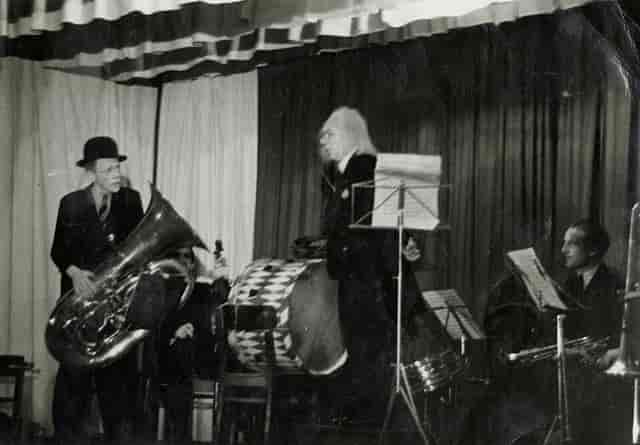 Vintage stage setup at Meetingraum Karl Valentin, Munich for live event booking.