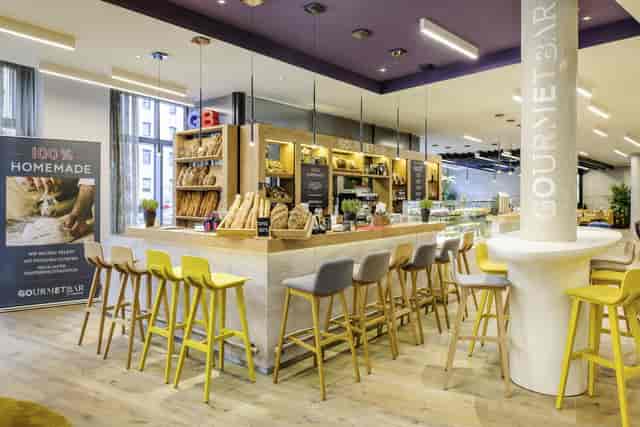 Modern café bar in Novotel München, ideal for networking events and casual meetings.