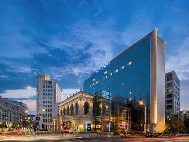 Modern Wine Bar at Novotel Bucharest: elegant venue for corporate events and gala dinners.