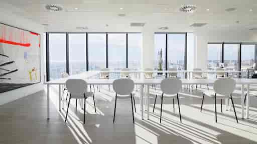 U-shape boardroom at Bulevar 30 with natural light for corporate meetings and professional events.