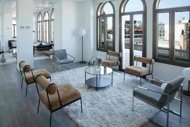 Intimate Loop 21 breakout space with natural light for VIP consultations and board meetings.