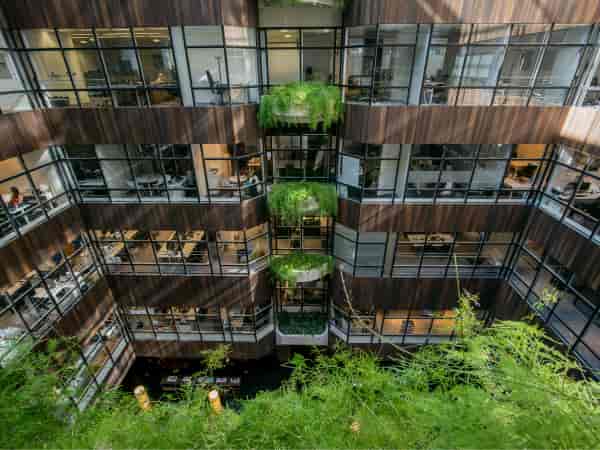 Executive boardroom at Atrium Amsterdam, biophilic design, ideal for networking and events.