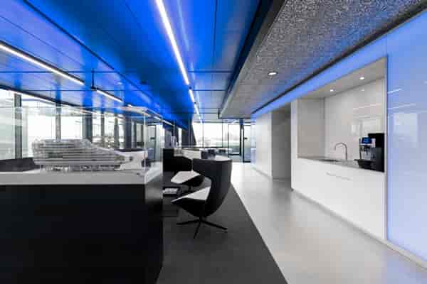 Modern corporate breakout space at Flow Houthavens for networking and client meetings.