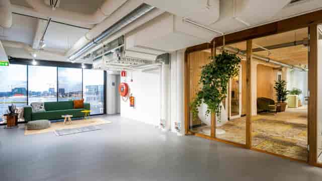 Modern industrial breakout space in HNK Amsterdam Houthavens for networking and collaboration.