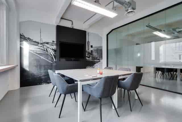 Modern breakout room at HNK Amsterdam Houthavens for professional strategy meetings and events.