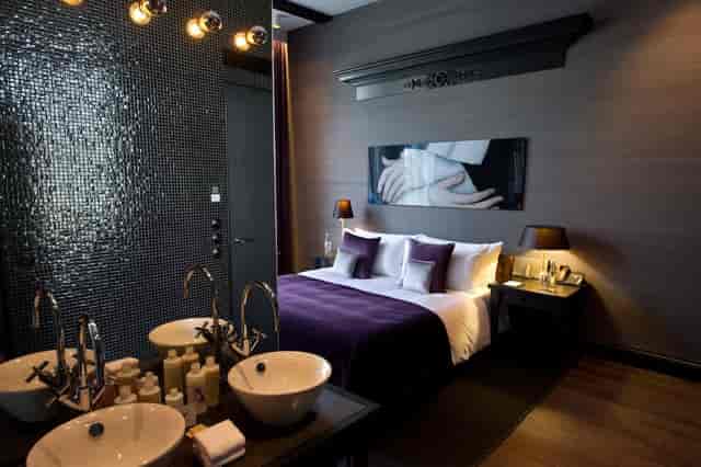 Luxury hotel suite for VIP executive retreats at Canal House.