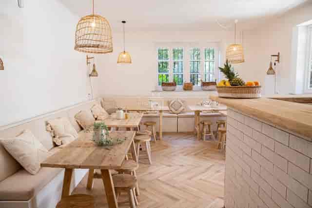 Flex Spot rustic breakout space for casual team networking and off-site meetings.
