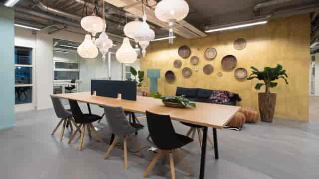 Modern HNK Amsterdam Zuidoost boardroom for corporate events and team brainstorming.