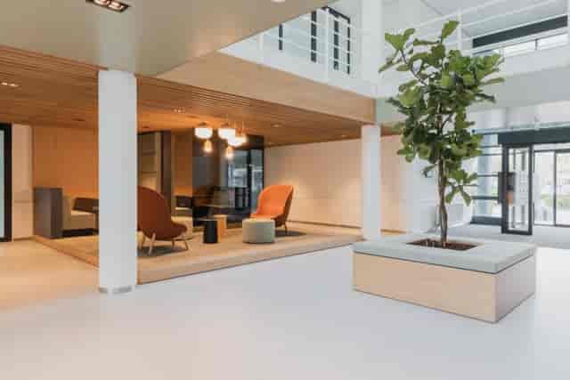 Lounge in HNK Amsterdam Zuidoost, ideal for networking events and professional consultations.