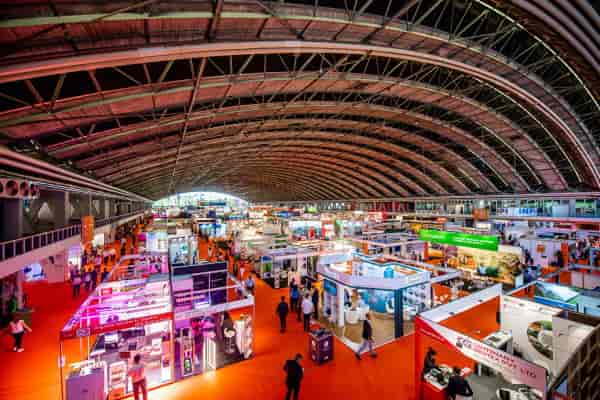GreenTech Power Day: Modular exhibition booths with bold flooring at a high-volume trade show.