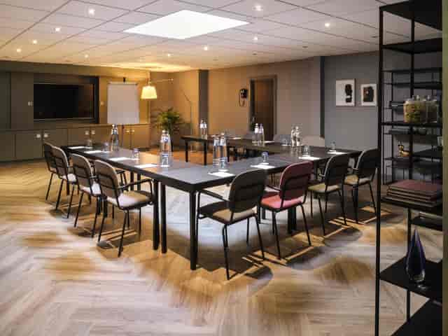 U-shape board meeting room at Park Centraal Amsterdam with ergonomic seating for corporate events.