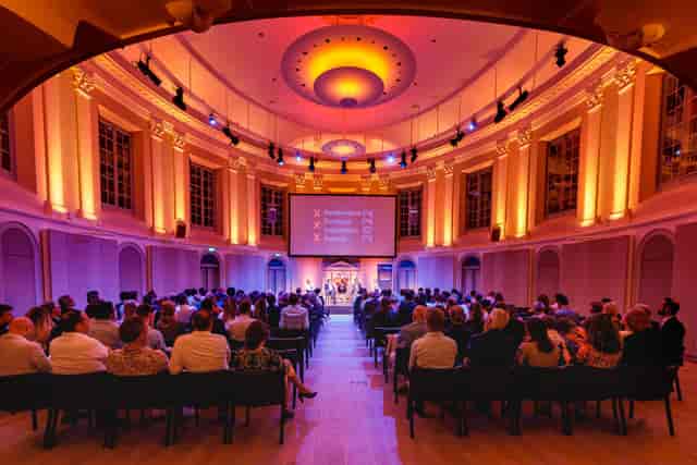 Zuilenzaal theater-style plenary session with circular architecture for corporate events.