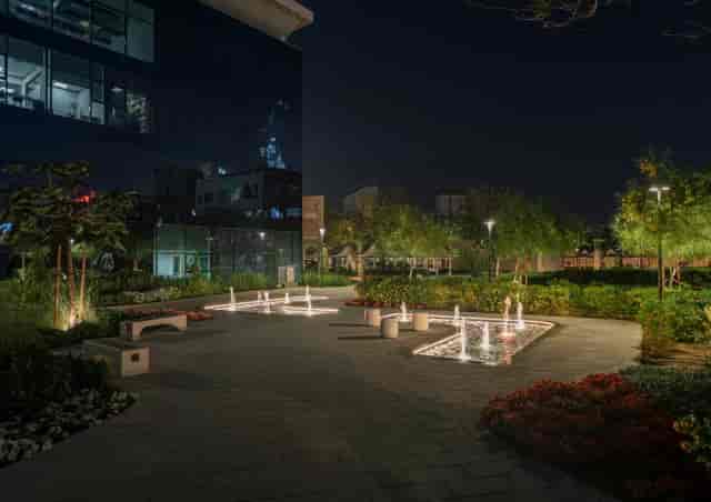 Outdoor cocktail reception venue with water features in Dubai Internet City for corporate events.