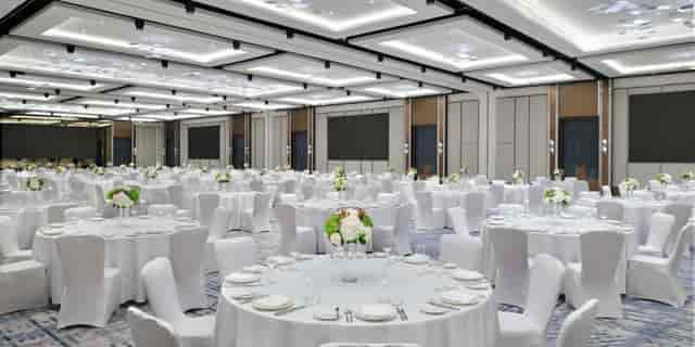 Grand Ballroom at InterContinental Dubai: elegant gala dinner venue with modular lighting.