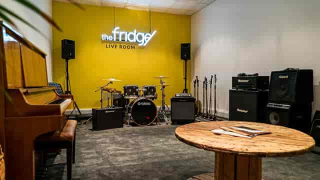 Virtual Event Studio: Rustic workshop space for team building and creative corporate events.