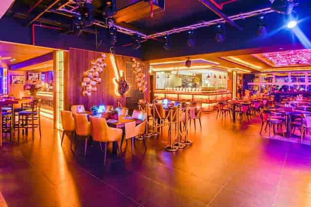 Lalique Ballroom, Dubai: Modern event space with modular seating for corporate mixers and networking.