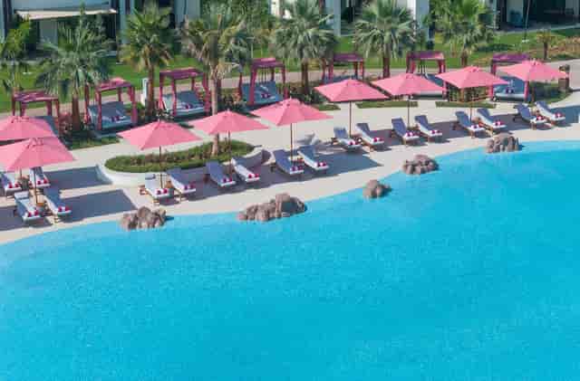 Aleka pool deck at Anantara Mina Al Arab, perfect for corporate incentive travel and networking.
