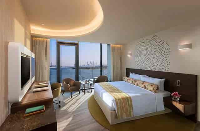 Luxury suite with waterfront view at The Retreat Palm Dubai for corporate executive retreats.