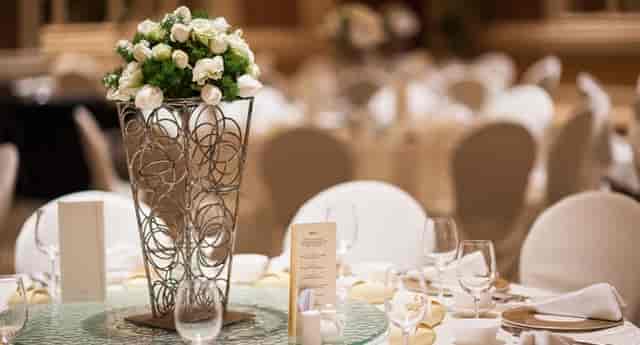 Formal banquet setup at Anantara Downtown Dubai, wire-frame centerpiece for gala or corporate dinner.