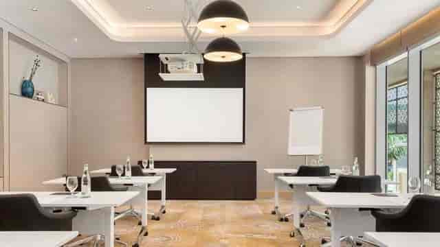Classroom meeting room in Wyndham Dubai Deira with projector for corporate events.
