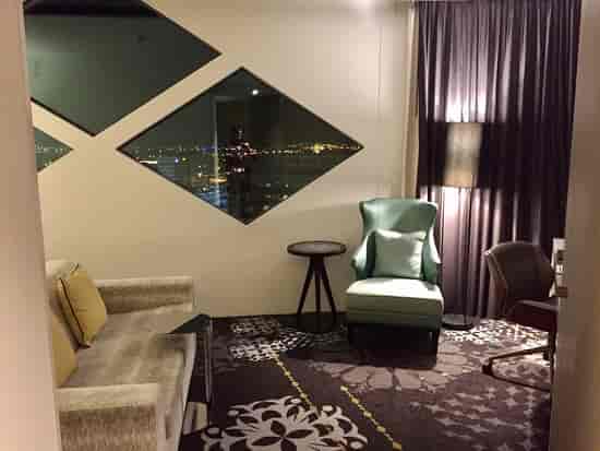 Modern lounge in Apollo Hotel Amsterdam, perfect for meetings and informal gatherings.
