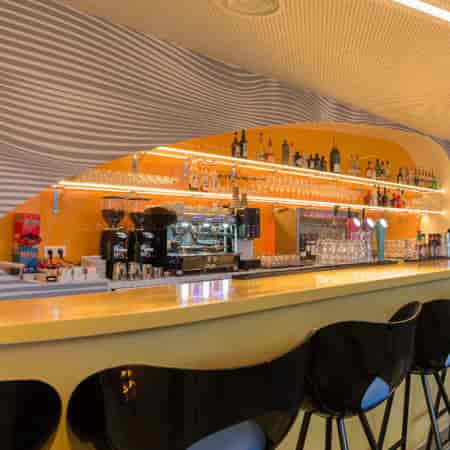 Modern bar with sleek countertop in Park Inn Amsterdam, ideal for networking events.