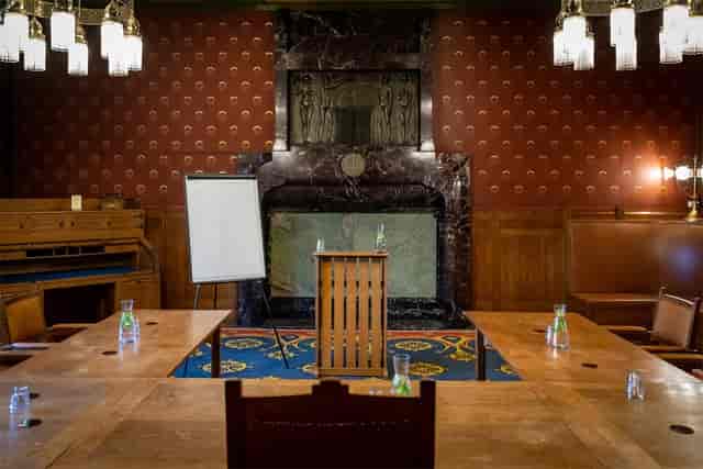 Elegant Bediendenkamer meeting space with wood furnishings, perfect for seminars and presentations.