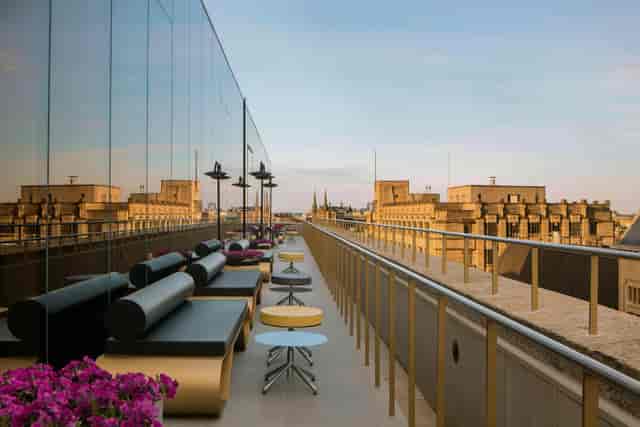 Rooftop bar in NIM Amsterdam with city views, perfect for events and networking.