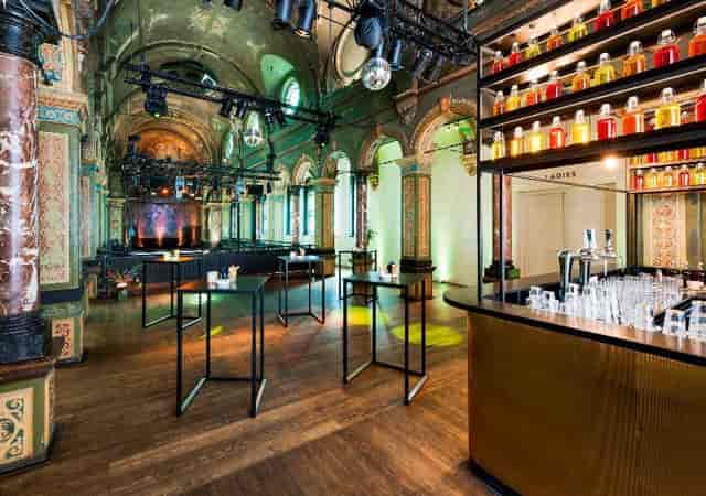 Elegant hotel bar in Amsterdam, ideal for networking events and celebrations.