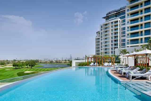 Luxury infinity pool at Vida Emirates Hills, perfect for corporate retreats and incentive travel.