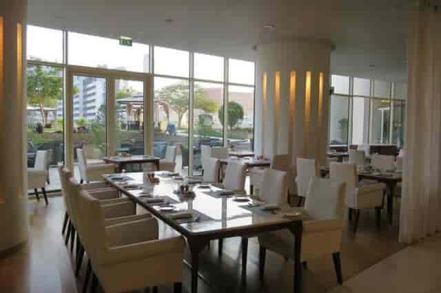 Gizza 1 at Raffles Dubai: Modern breakout space for corporate luncheons and networking events.