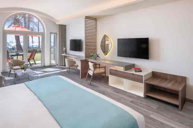 Luxury suite with workspace at JA Palm Tree Court for business incentive travel.