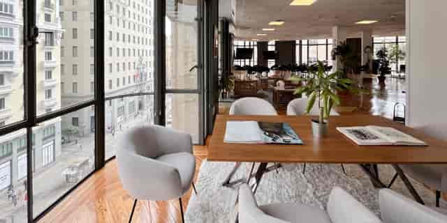 Corporate event space at GRAN VIA HUB27 with theatre seating and collaborative meeting tables.