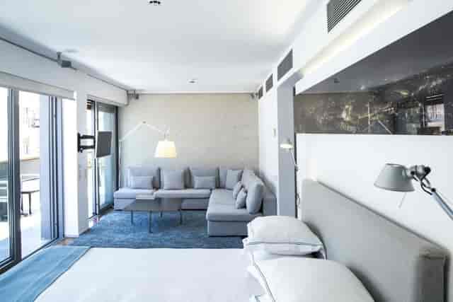 High-end executive suite for private stakeholder meetings and professional VIP breakout events.