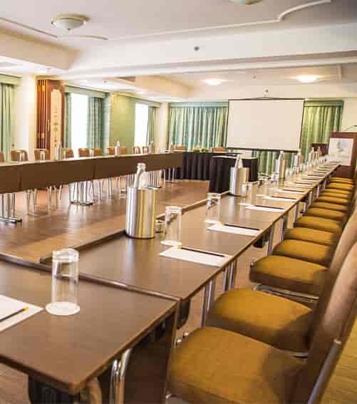 U-shape event setup in Victoria Hotel for collaborative workshops and professional presentations.