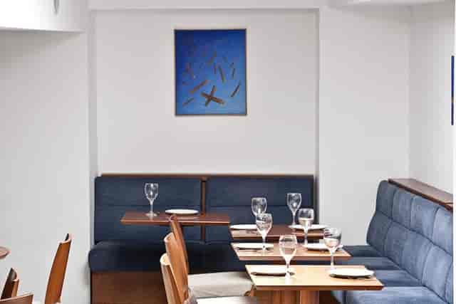 Modern Arion Hotel conference room with modular booths for corporate off-sites and lunch meetings.