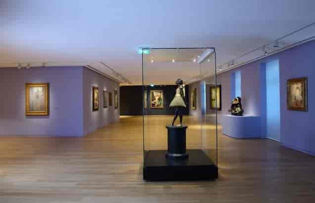 Modern art gallery amphitheatre for sophisticated corporate networking and reception events.