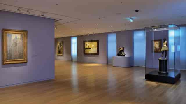 Minimalist gallery event space for corporate receptions and cocktail hours.