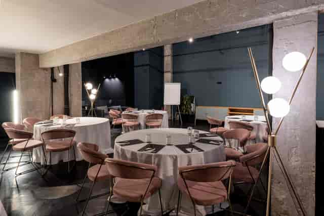 Blush velvet circular banquet seating in Skylark Hotel Athens event hall for upscale workshops.