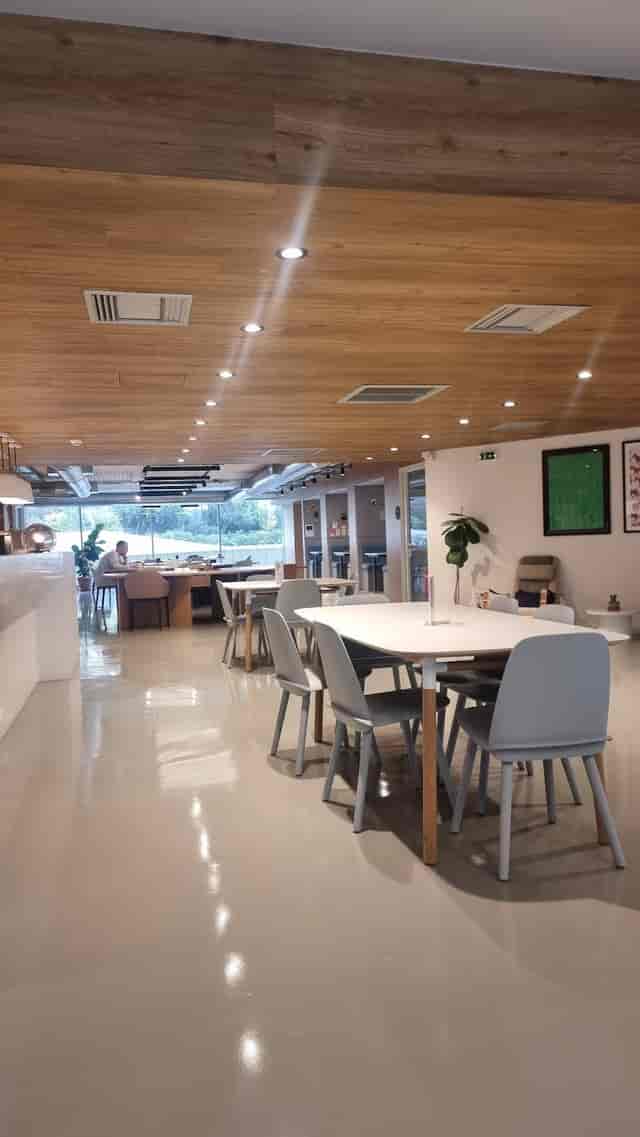 Modern meeting room with breakout tables for agile team collaboration and coworking events.