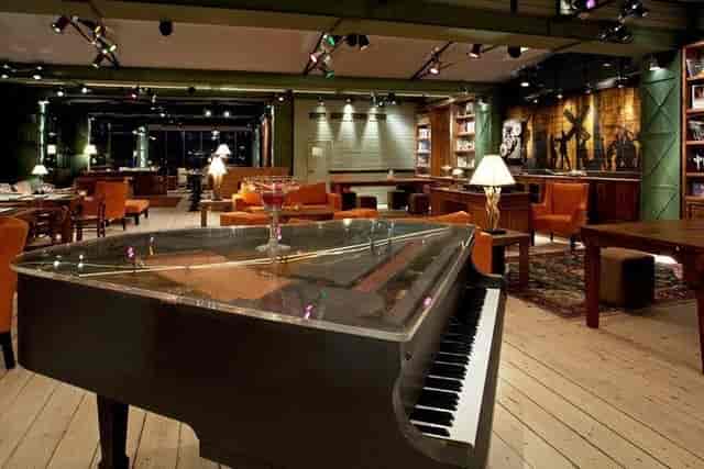 Grand piano in Gazarte lounge, ideal for sophisticated cocktail receptions and networking events.