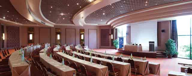 DA 45 theater-style conference room with coffered ceiling for corporate events and seminars.