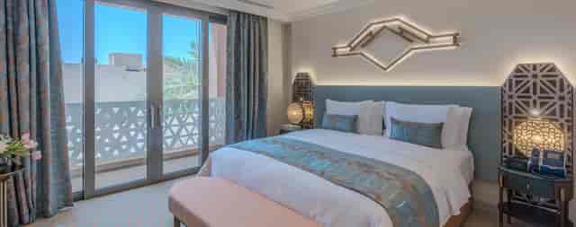V Lounge luxury VIP guest room with private balcony in Vivienda DQ Riyadh for executive retreats.