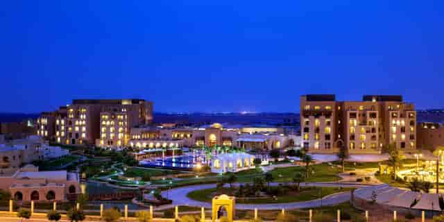 Buraidah Hall at InterContinental Riyadh: luxury corporate retreat venue for evening networking.