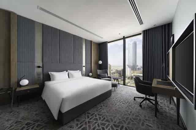Misan Meeting Room in Riyadh: Modern workspace with city views for business meetings and events.