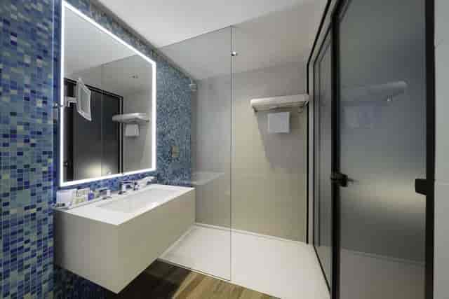Modern luxury hotel bathroom at Radisson Blu Riyadh Al Sahafa for VIP corporate event lodging.