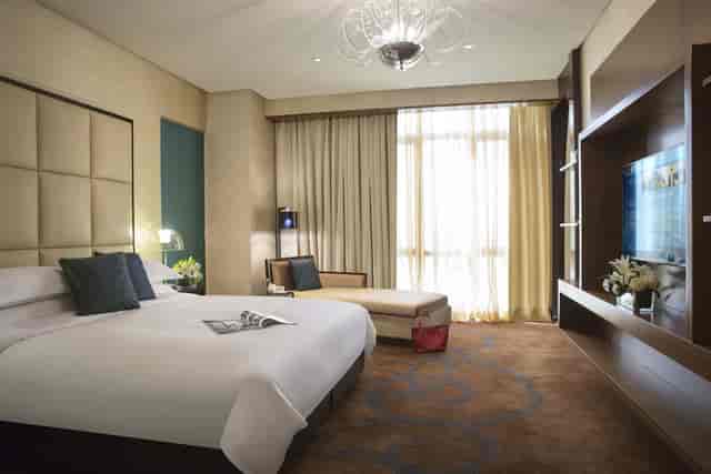 Luxury suite at Rosh Rayhaan by Rotana with workspace, ideal for VIP business event accommodations.